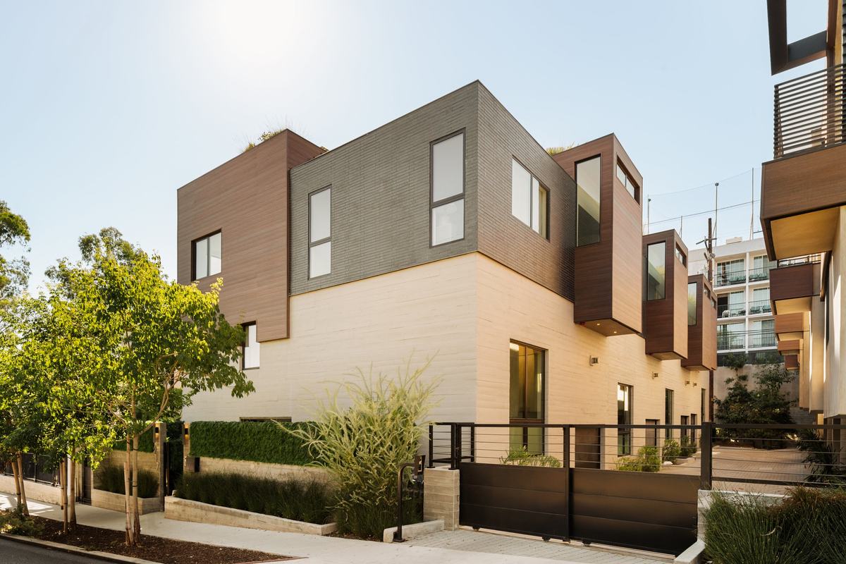917 Hilldale Avenue, West Hollywood, CA 90069: Facade in wood and smooth plaster