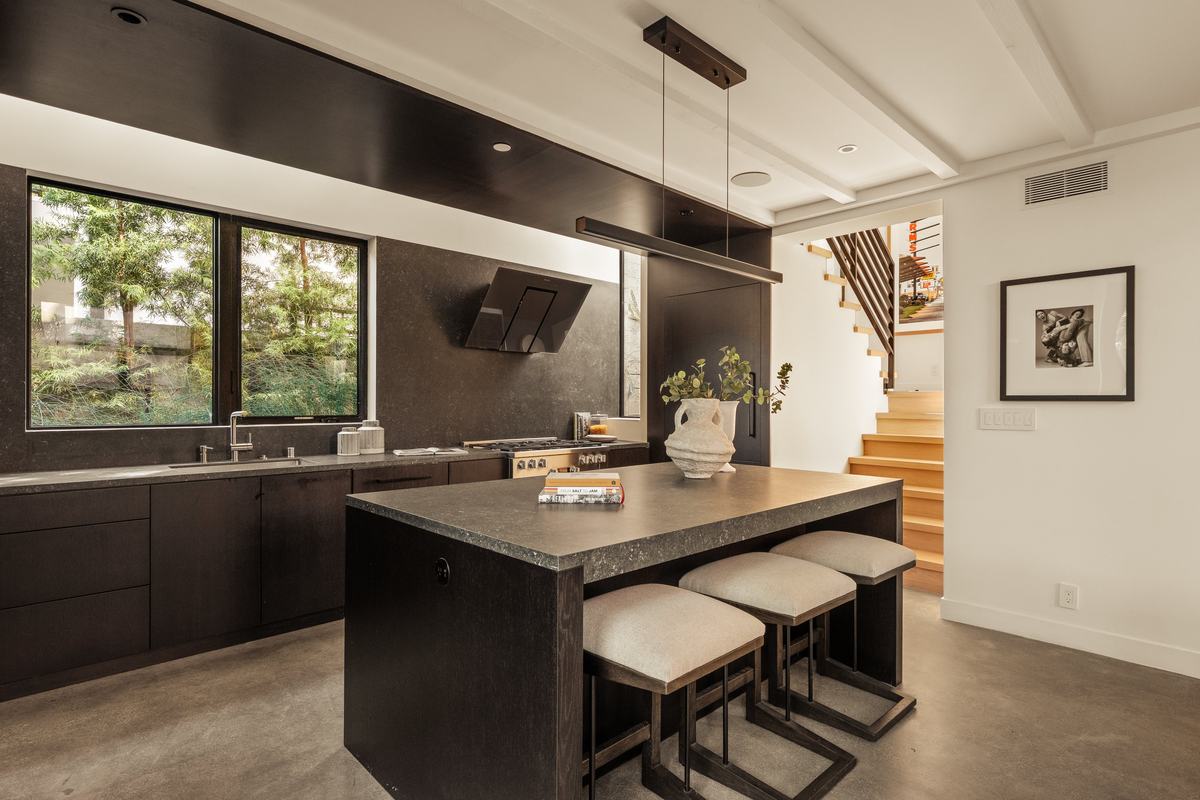 917 Hilldale Avenue, West Hollywood, CA 90069: Kitchen with island seating