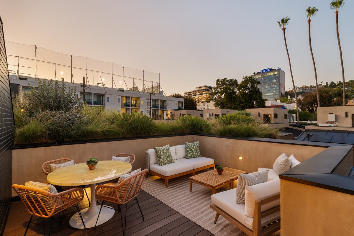 917 Hilldale Avenue, West Hollywood, CA 90069: Roof deck dining and lounge at sunset
